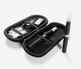 Un kit di sigaretta elettronica con il suo astuccio